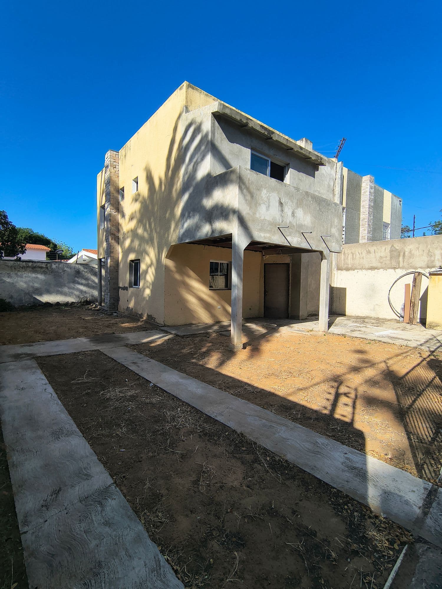 Los Robles, Town House en obra gris